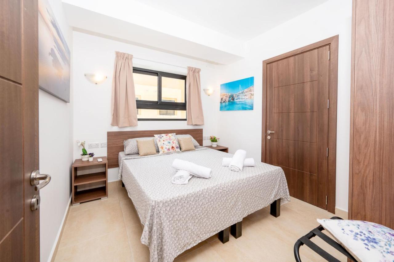 Islet Promenade Seafront Apartment With Large Corner Terrace By Getawaysmalta St. Paul's Bay Exterior foto
